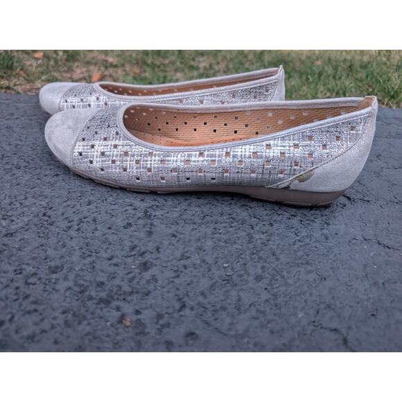 Gabor Women's Silver Metallic Ballet Flats Sz 8.5 Hole Punch Comfort Casual - Picture 2 of 8